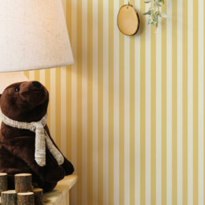 AUGUSTINE - Papier peint rayures fines jaune chambre bébé