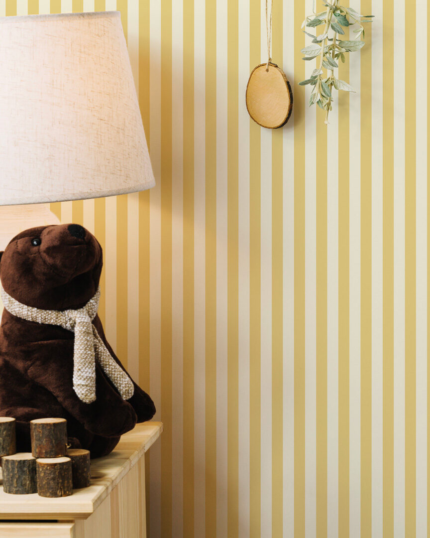 AUGUSTINE - Papier peint rayures fines jaune chambre bébé