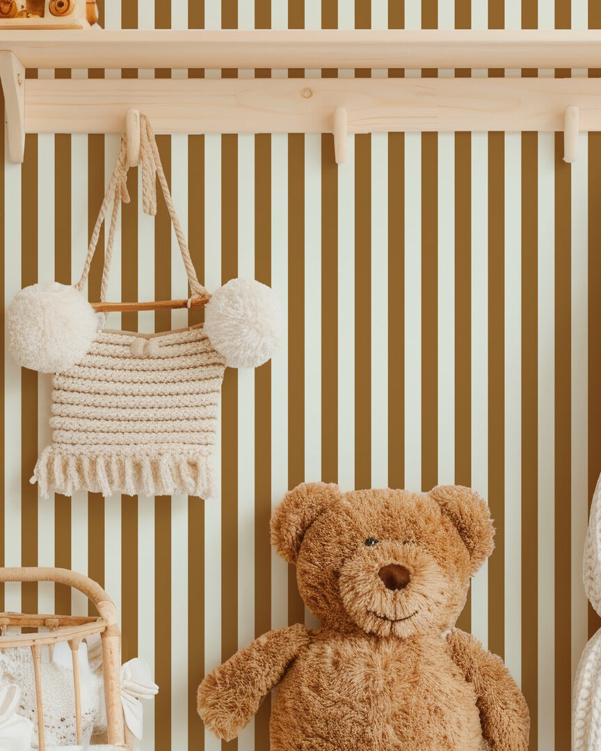 AUGUSTINE - Papier peint rayures fines ocre chambre enfant