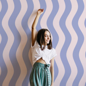 MONICA - Papier peint rayures ondulées rose violet chambre fille