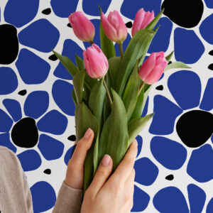 DARYA - Papier peint grosses fleurs bleu majorelle fleuriste