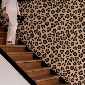 ALVARO - papier peint leopard marron escalier
