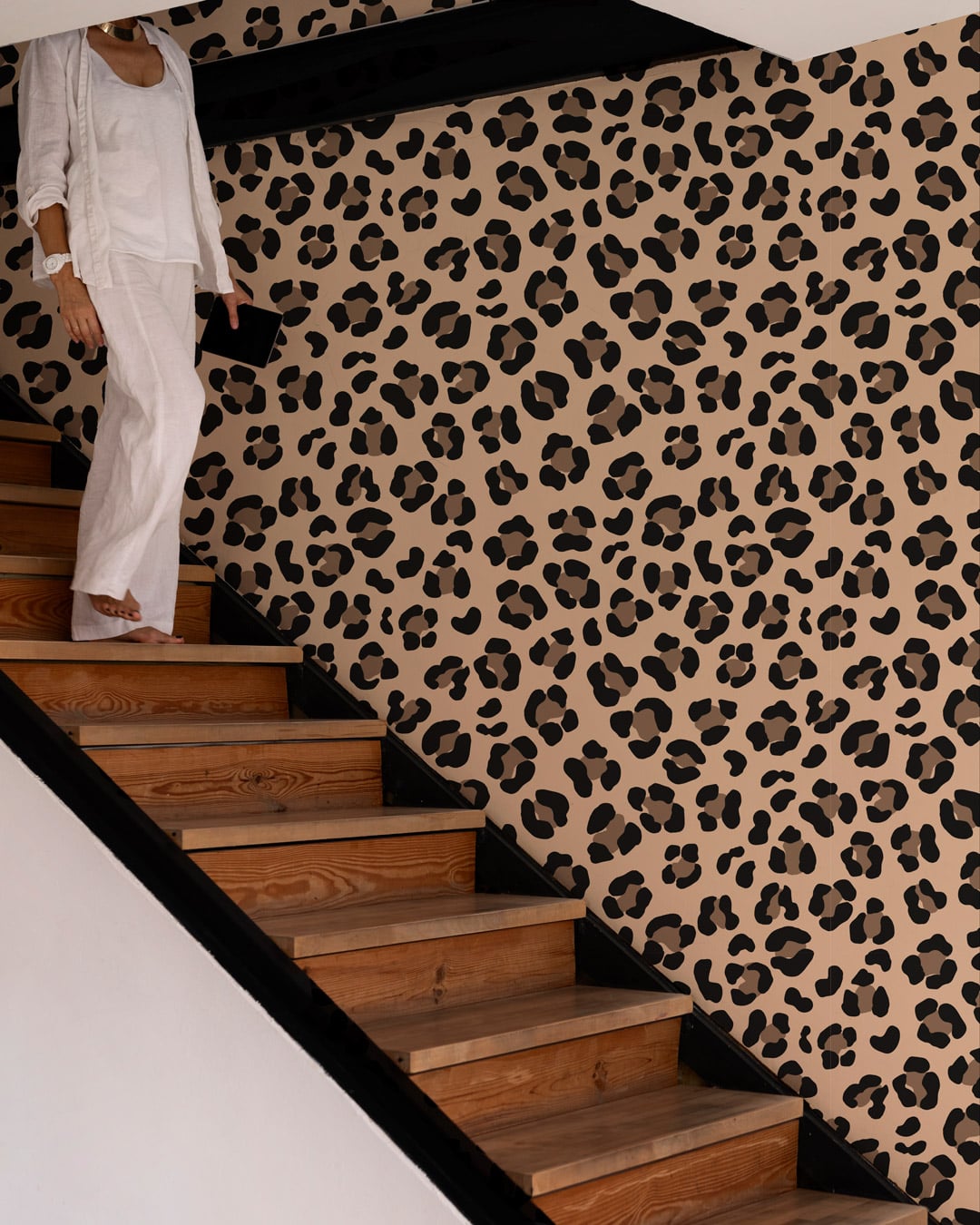 ALVARO - papier peint leopard marron escalier