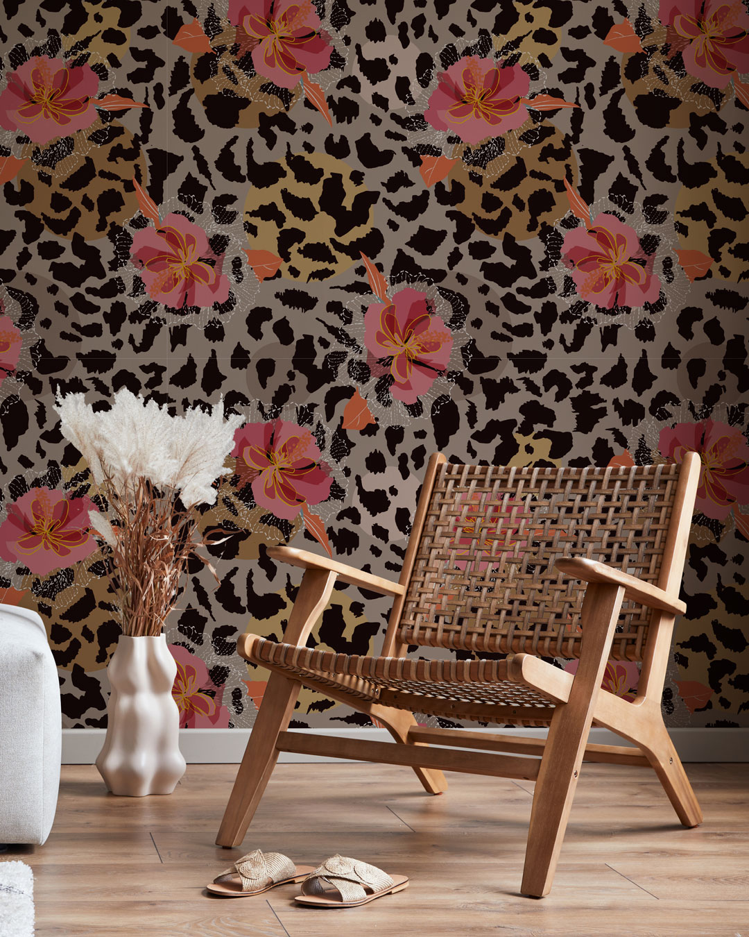 CAMELIA - Papier peint leopard fleuri rose salon