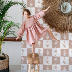 MAKANA - Papier peint damier de palmier rose salon