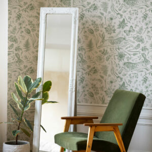 MARCELLE - Papier peint lapin inspiration Toile de Jouy vert coin détente