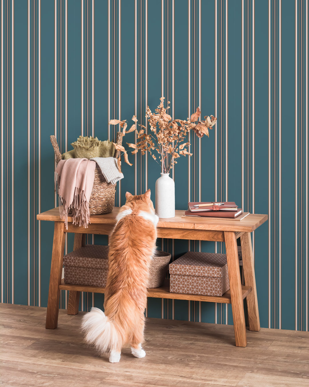 CONCHITA -Papier peint rayures asymétriques classiques