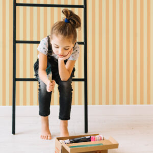 BELLA - Papier peint rayures pastel jaune et orange chambre fille