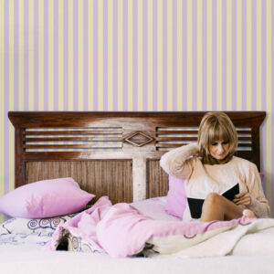 BELLA - Papier peint rayures pastel jaune et violet chambre