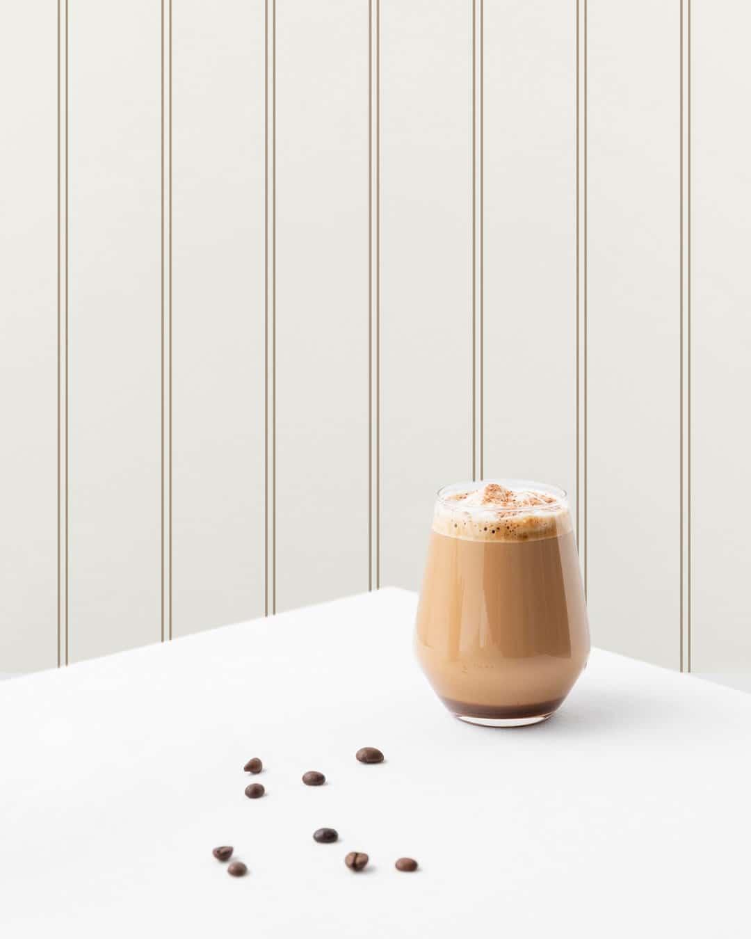 ALPHIE - Papier peint rayures sages café au lait cuisine