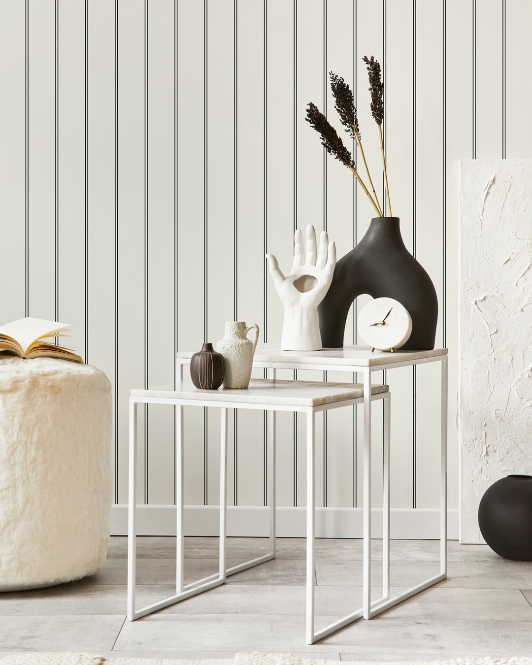 ALPHIE - Papier peint rayures sages noires et blanches salon