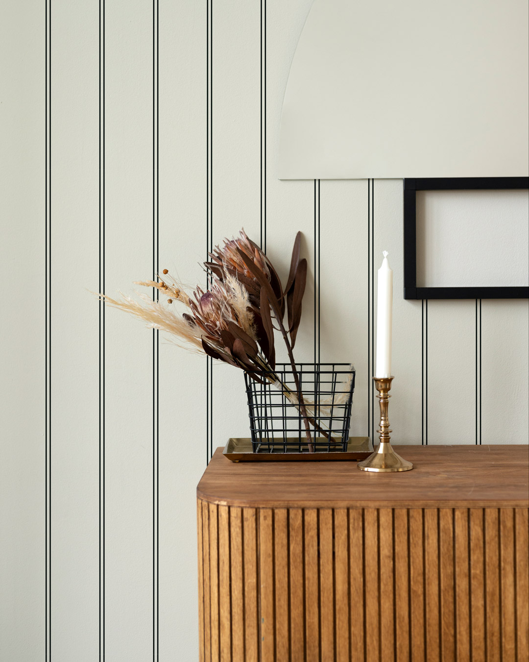 ALPHIE - Papier peint rayures sages noires et blanches salon