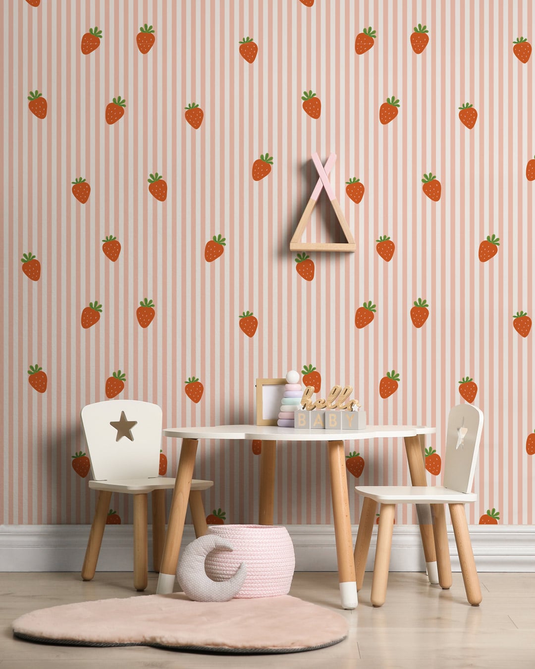 MARILYNE - Papier peint rayures fines et petites fraises rose salle de jeux