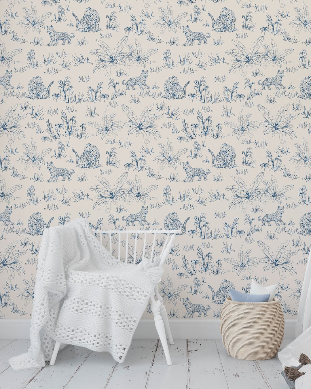 MARLON - Papier peint tigre effet toile de jouy bleu chambre bébé