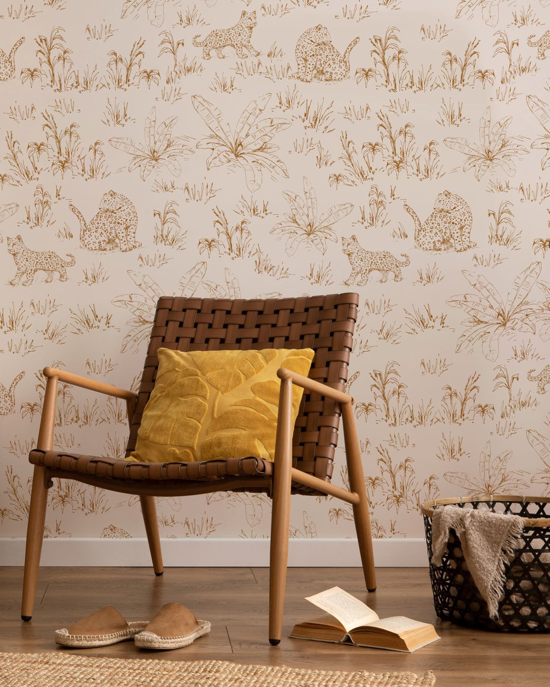 MARLON - Papier peint tigre effet toile de jouy ocre salon