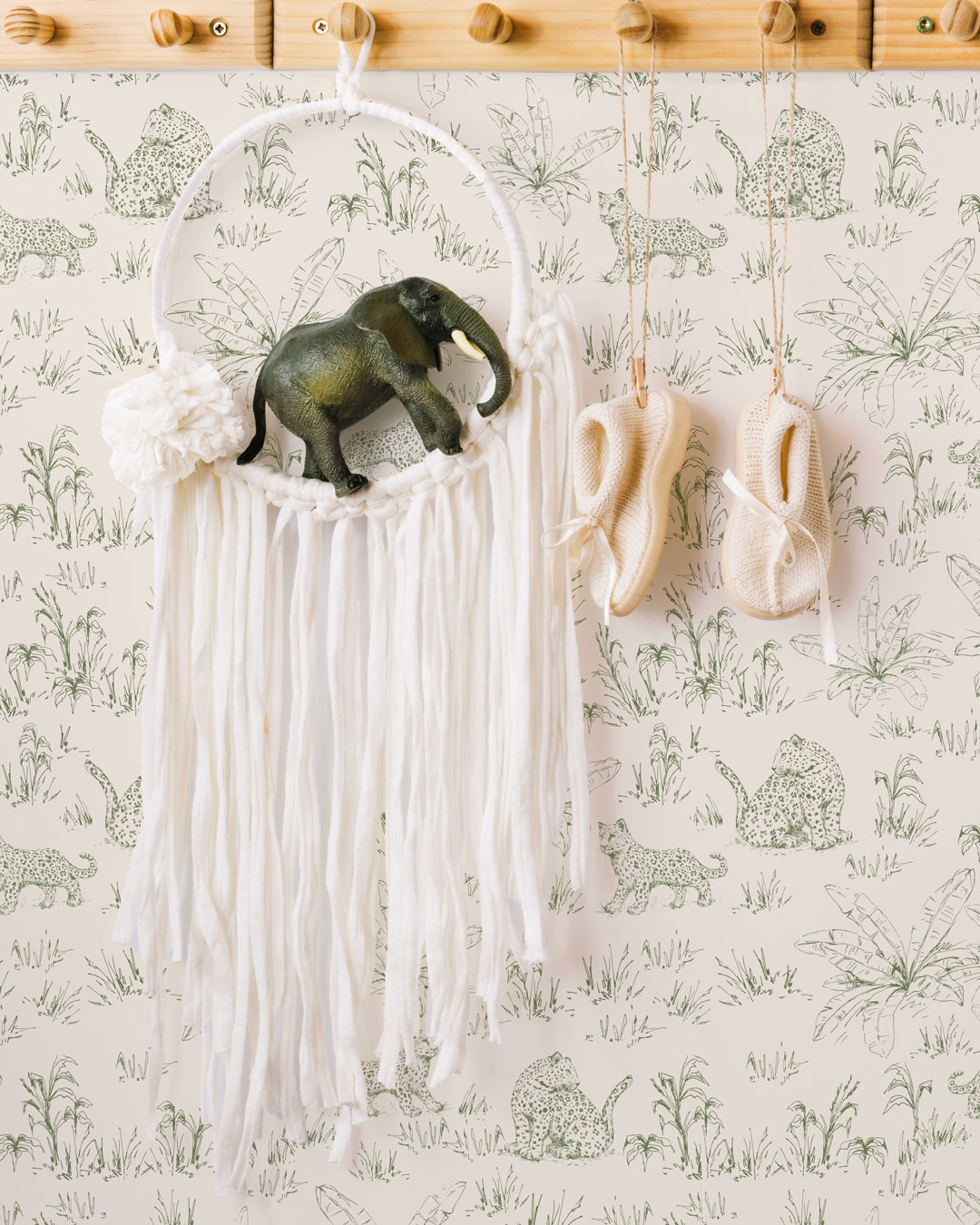 MARLON - Papier peint tigre effet toile de jouy vert chambre enfant