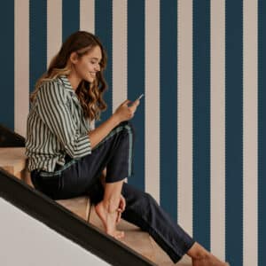 FRANCESCO - Papier peint rayé bords ondulés bleu marine escalier
