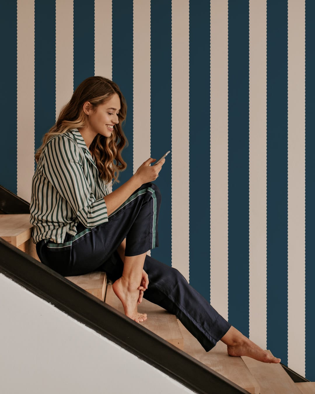 FRANCESCO - Papier peint rayé bords ondulés bleu marine escalier