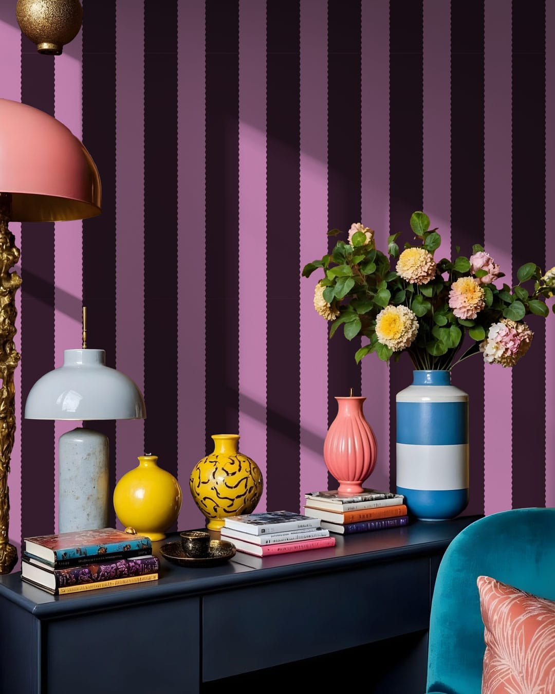 LELIA - Papier peint rayures colorées chic violet salon